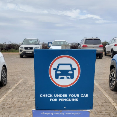 Un panneau 'Check under your car for penguins'